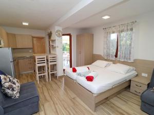 Seaside Apartments Hrka - Studio Apartment with Terrace and Sea View 3