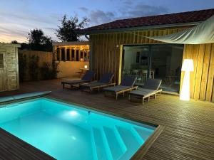 Maison en bois avec piscine proche de la plage