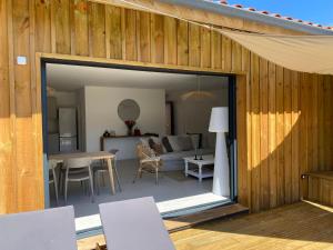 Villas Maison en bois avec piscine proche de la plage : photos des chambres
