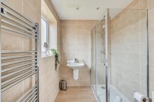 Detached 4 Bedroom 2 Bathroom House - Driveway Parking, Fast WiFi and Smart TV by Yoko Property