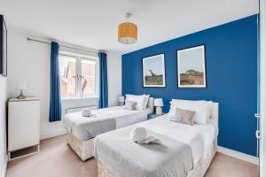 Detached 4 Bedroom 2 Bathroom House - Driveway Parking, Fast WiFi and Smart TV by Yoko Property