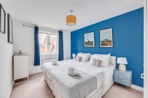 Detached 4 Bedroom 2 Bathroom House - Driveway Parking, Fast WiFi and Smart TV by Yoko Property