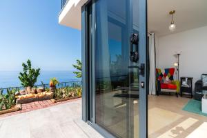 Mouras House, Arco da Calheta