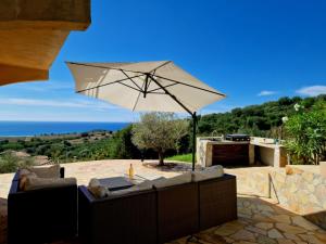 Modern villa 5 double bedrooms, new AC, private pool and stunning view 800 m from beach