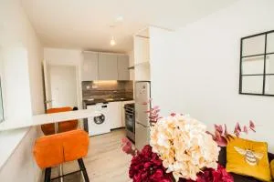 Coombe Hill 2 bedroom House & Parking - 新莫尔登