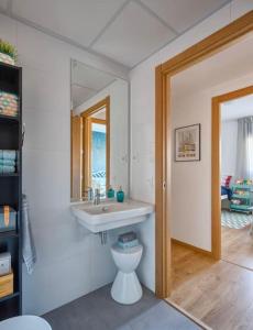 2 BEDROOMS NEXT TO THE BEACH&MIRAMAR SHOPPING CENTER-SWIMMING POOL-PARKINg