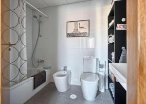 2 BEDROOMS NEXT TO THE BEACH&MIRAMAR SHOPPING CENTER-SWIMMING POOL-PARKINg
