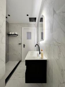 Central Luxury Stay, Stylish Urban Escape