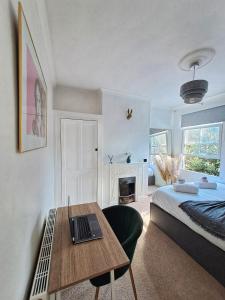 Elephant & Castle 2 bed Hammock Hangout