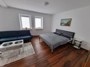 2-3 Personenzimmer - Familienzimmer mit King Size Bett und Gemeinschaftsbad und -Küche - Vellmar