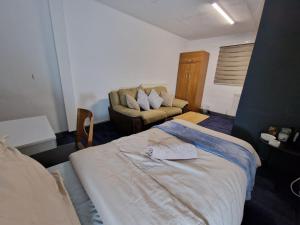 Room near East Midland Airport 5