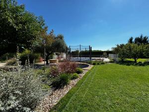 Villas Villa - Piscine au sel - Terrain de Petanque - Jardin - Climatisation : photos des chambres