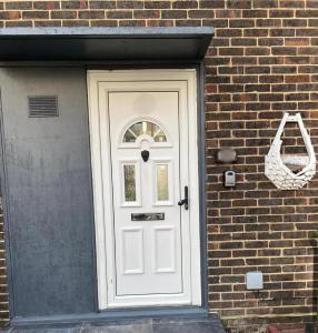 Lovely spacious 3 bedroom house with sofa bed, 30 minutes from Central London