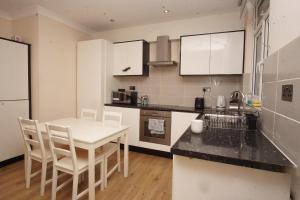 Evergreen Apartments- Flat 2