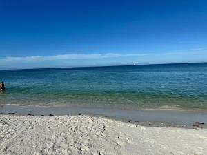 Vanderbilt Villas Naples Condo,Walk to Beach