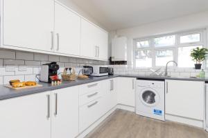 Large 6BR Home Central Leamington Spa Driveway WiFi