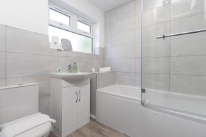 Large 6BR Home Central Leamington Spa Driveway WiFi