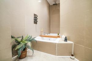 Cavern Quarters, Beautiful Two Bedroom City Centre Apartment by Garudy Serviced Apartments and Short Lets