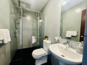 Pendennis Fern - 4-Bedroom Luxury Retreat with Rooftop Pool in Central Colombo