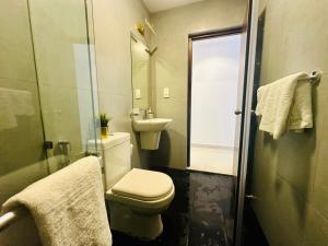 Pendennis Fern - 4-Bedroom Luxury Retreat with Rooftop Pool in Central Colombo