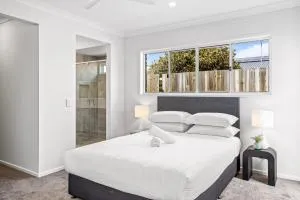 Brand-New 4-Bed Beach House with Alfresco Dining - Redcliffe