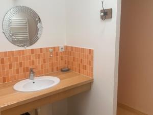 Maisons de vacances Gite de charme avec terrasse et activites familiales a Payre, pres de Fontenay-le-Comte - FR-1-426-170 : photos des chambres