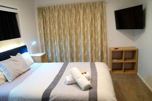 Large Group Greymouth accommodation 2 houses with 7 bedrooms 6 queens 6 single beds 5 bathrooms 5 toilets
