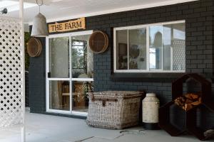 Family Fun On The Farm! Close to Kenilworth Stylish Feed Friendly Cows Breathtaking 360 Views