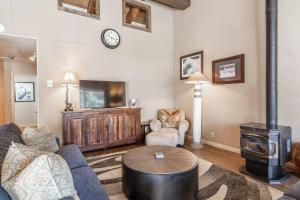 Mammoth TwnHm hot tub walk to town