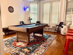 Historic Downtown 3bdr with Pool Table