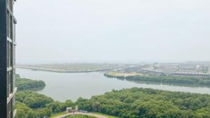 Modern Look 1BR with Golf Island and Sea View Gold Coast Apartment By Travelio