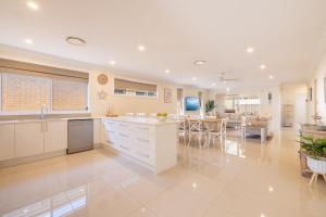 Shellys Bay Escape, 27c Dowling St - stylish with ducted air con and Wi-Fi
