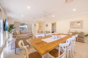 Shellys Bay Escape, 27c Dowling St - stylish with ducted air con and Wi-Fi