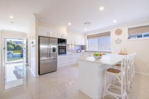 Shellys Bay Escape, 27c Dowling St - stylish with ducted air con and Wi-Fi