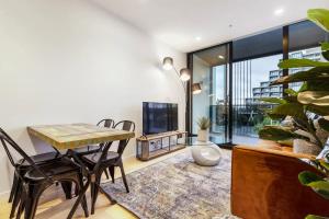 Hip Pad in Cool St Kilda Precinct FREE Parking