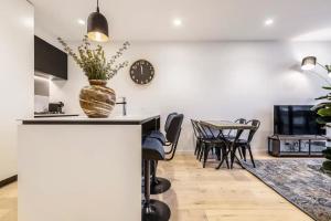 Hip Pad in Cool St Kilda Precinct FREE Parking