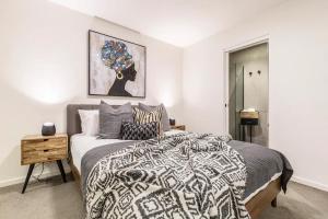 Hip Pad in Cool St Kilda Precinct FREE Parking