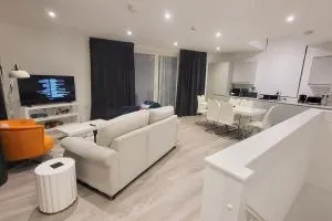 Modern 3 Bedroom House With Balconies & Parking - Maida Vale