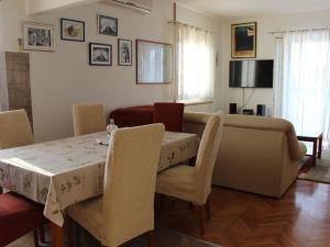 Apartments Sweet Life - Three-Bedroom Apartment with Terrace and Sea view Renata ST