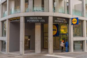 Flat with Bathtub & Balcony, only 12min Centrum, 200Mb WIFI