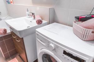 Flat with Bathtub & Balcony, only 12min Centrum, 200Mb WIFI