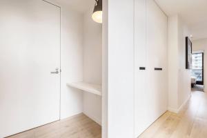 Sunlit & Sleek Condo in Lively St Kilda