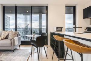 Sunlit & Sleek Condo in Lively St Kilda