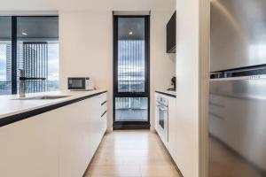 Sunlit & Sleek Condo in Lively St Kilda