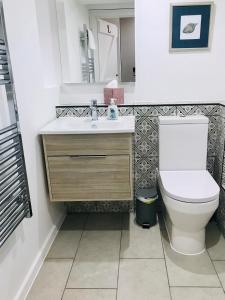 Bell Cottage by Ludlow Castle with onsite parking