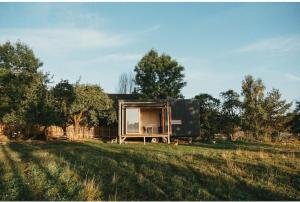 Tiny house v ohradě