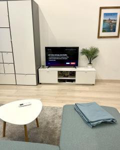 Green Glam Studio with gallery