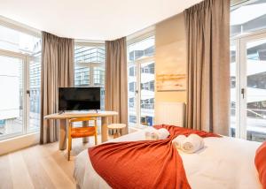 Huswell - Modern Studio with Views