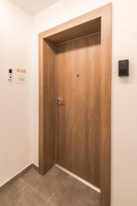 Vanda - Park-View Apartment with Private Balcony