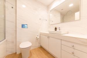 Vanda - Park-View Apartment with Private Balcony